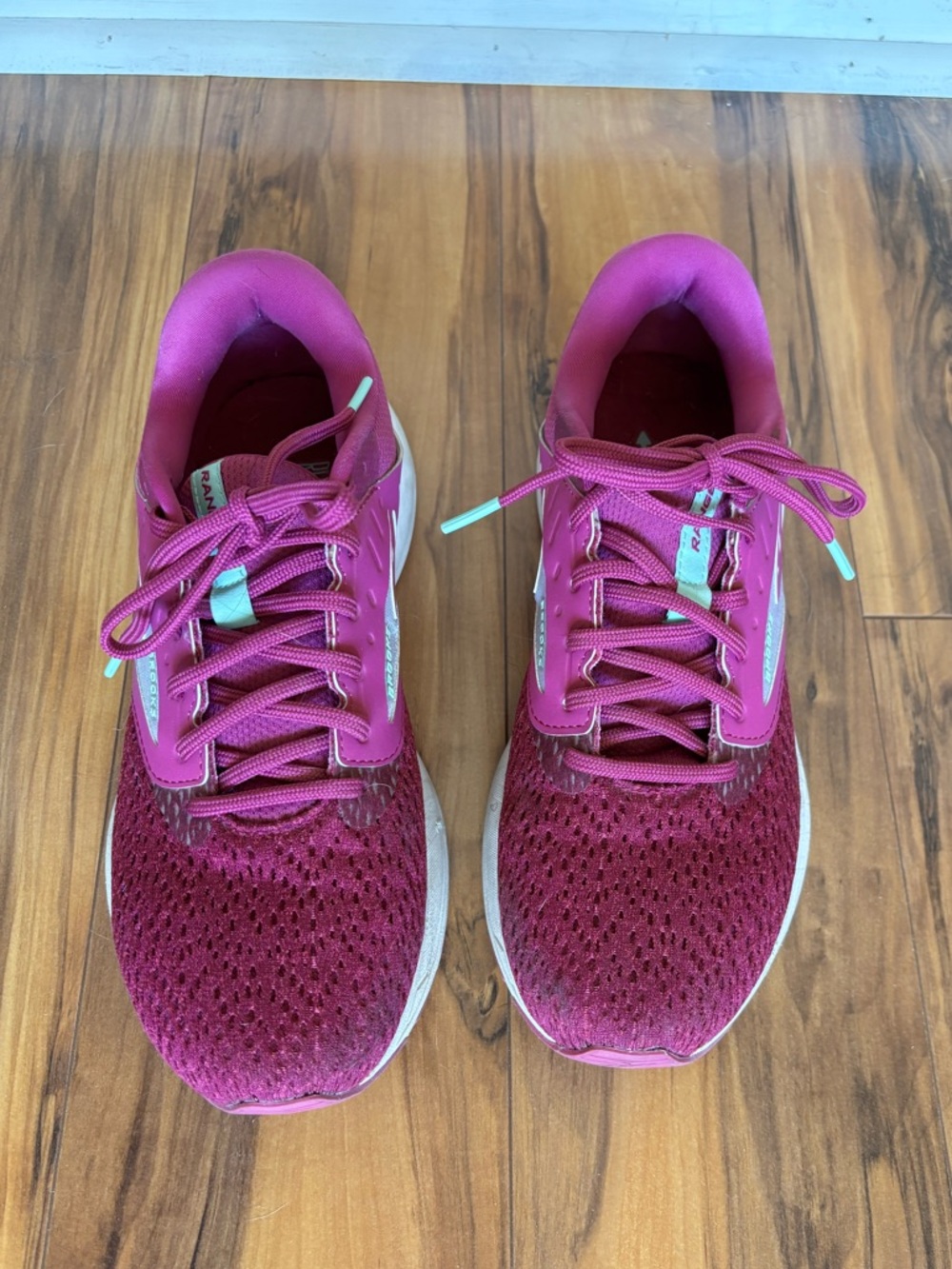 Brooks women, fuchsia, pink, running shoes sneakers range 2 size 9